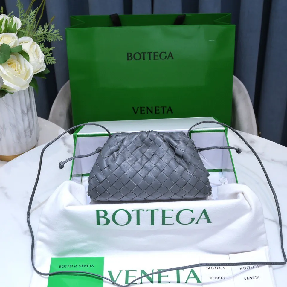 Batch 1260 Small Cloud Large Plaid Weaving The pouch Cloud bag is the first series designed by former Celine designer Daniel Lee after joining BV. The upper body is extremely ecstatic ~ fashionable and classy ~ elegant and concise, lazy and intellectual size: 23*13*8 [Little Cloud Rough Weave#]